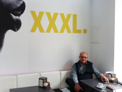Proprio vicino a questa gigantografia, seduto su un divanetto, c'� il proprietario ad attenderci. Lui si chiama Vito Gesuito ed � un avvocato barese